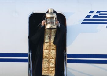Το Άγιο Φως έφτασε στην Αθήνα