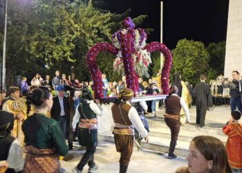 Κομοτηνή: Σε κλίμα κατάνυξης και πλήθος πιστών η περιφορά του Επιταφίου (photos+videos)