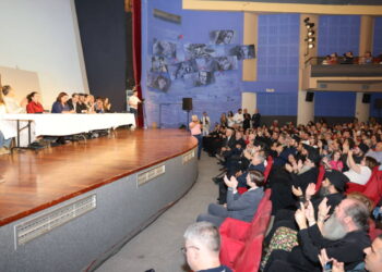 «Άγιος Παΐσιος – Από τα Φάρασα στον Ουρανό» – Η αποθεωτική υποδοχή των πρωταγωνιστών της σειράς από τον κόσμο, στο κινηματοθέατρο «Αστόρια» (video)