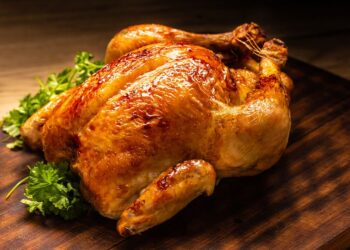 Ακρίβεια: Κοτόπουλο και γαλοπούλα «πετούν» ψηλά στις τιμές – Τι πληρώνει σήμερα ο καταναλωτής
