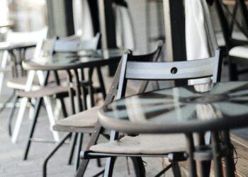 Χωρίς άδεια το 50% των καταστημάτων που βγάζουν έξω τραπέζια – Αλλάζουν οι κανόνες