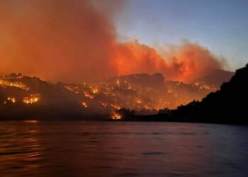 Κρήτη: Κόλαση φωτιάς με ανεξέλεγκτο μέτωπο ανατολικά της Ιεράπετρας!