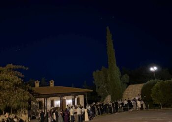 Χιλιάδες κόσμου στον τάφο του Αγίου Παϊσίου, στη Σουρωτή Θεσσαλονίκης, για την γιορτή του