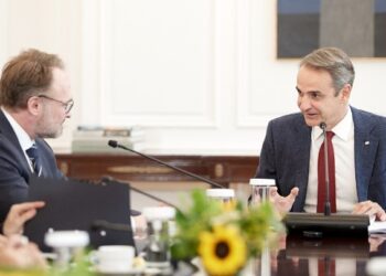 Η μείωση των τιμών ενέργειας για νοικοκυριά και επιχειρήσεις, στο επίκεντρο της συνάντησης του πρωθυπουργού με τον Ευρωπαίο επίτροπο Ενέργειας και Στέγασης