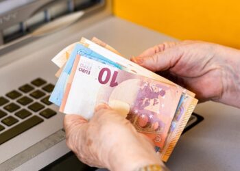 Έως 4.527 ευρώ πίσω σε συνταξιούχους για κομμένα δώρα και επικουρικές, με τόκους