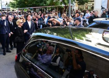 Κηδεία Διονύση Σαββόπουλου: Συγκίνηση στο τελευταίο αντίο στον Νιόνιο της Ελλάδας