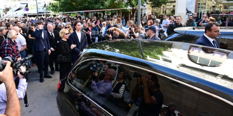 Κηδεία Διονύση Σαββόπουλου. Εξόδιος ακολουθία στη Μητρόπολη Αθηνών.Σάββατο 25 Οκτωβρίου 2025  (ΤΑΤΙΑΝΑ ΜΠΟΛΑΡΗ/EUROKINISSI)