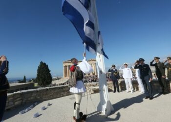 Με την έπαρση της σημαίας στον ιστό της Ακρόπολης η Αθήνα τίμησε την επέτειο της απελευθέρωσής της