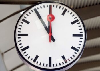 Μία ώρα «πίσω» τα ρολόγια από τα ξημερώματα της Κυριακής