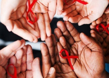 Παγκόσμια Ημέρα κατά του AIDS 2025 – Πάνω από 21.800 περιστατικά HIV λοίμωξης στην Ελλάδα – Πάνω από 3.700 άνθρωποι έχουν αποβιώσει