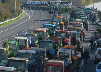 Παραμένουν στα μπλόκα οι αγρότες – Κρίσιμη σύσκεψη στις 27/12