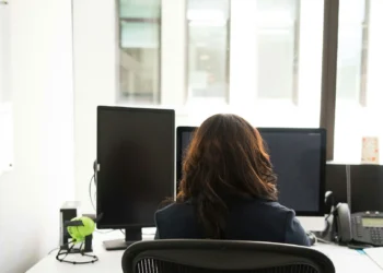 ΕΛΣΤΑΤ: Οι γυναίκες αμείβονται κατά 13,4% λιγότερο από τους άνδρες