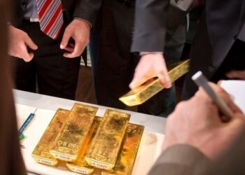 Πτώση 5% σημειώνει ο χρυσός έπειτα από ρεκόρ