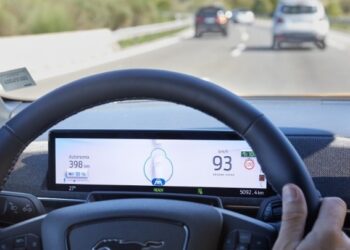 Η τεχνητή νοημοσύνη μειώνει στο μισό τα ατυχήματα των αυτοκινήτων