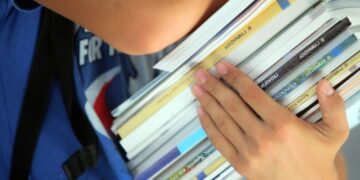Με απόφαση Ζαχαράκη η επιλογή των νέων σχολικών βιβλίων