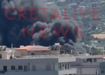 Ηράκλειο Κρήτης: Σε ύφεση η μεγάλη πυρκαγιά σε αποθήκη ξυλείας – Κάηκαν σπίτια