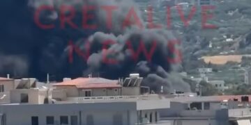Ηράκλειο Κρήτης: Σε ύφεση η μεγάλη πυρκαγιά σε αποθήκη ξυλείας – Κάηκαν σπίτια