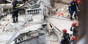 Κατάρρευση πολυκατοικίας στα Πετράλωνα: Εντοπίστηκαν εκτός κτιρίου οι τέσσερις που θεωρούνταν αγνοούμενοι
