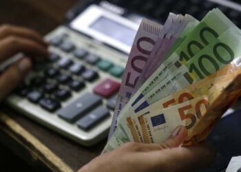 Τα επτά μέτρα άμεσης εφαρμογής για την στήριξη των πολιτών – Από τα 150 ευρώ για κάθε παιδί έως τις 72 δόσεις