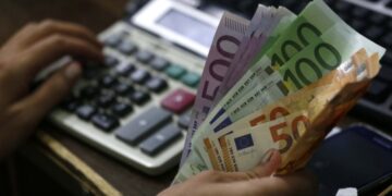 Τα επτά μέτρα άμεσης εφαρμογής για την στήριξη των πολιτών – Από τα 150 ευρώ για κάθε παιδί έως τις 72 δόσεις