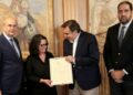 Το πτυχίο του Βαγγέλη Γιακουμάκη παρέδωσε στη μητέρα του ο Μ. Σχοινάς