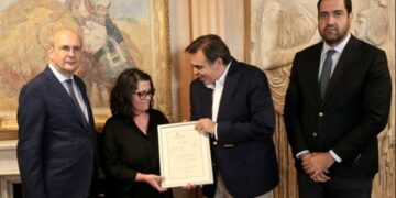 Το πτυχίο του Βαγγέλη Γιακουμάκη παρέδωσε στη μητέρα του ο Μ. Σχοινάς