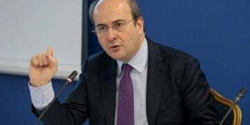 Κ. Χατζηδάκης: Δεν θα μπούμε σε διαγωνισμό παροχολογίας με την αντιπολίτευση