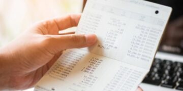 ΕΚΠΟΙΖΩ: Παράνομη η επιβολή της μηνιαίας χρέωσης των 0,80 ευρώ στους καταθετικούς λογαριασμούς και της ALPHA BANK